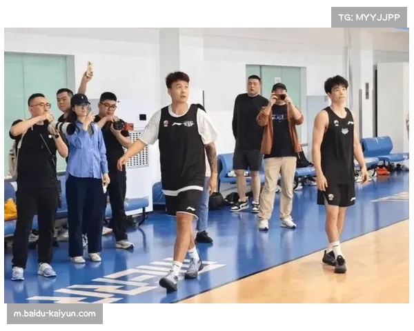 跟队记者称B费即便未训练仍到场为队友加油展现领袖风范